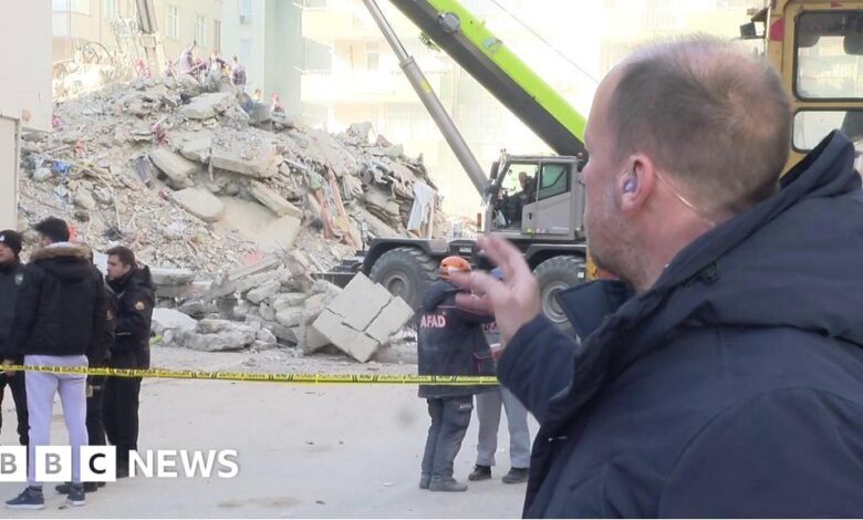 Turkey earthquake: BBC reporter stops as rescuers listen for trapped people
