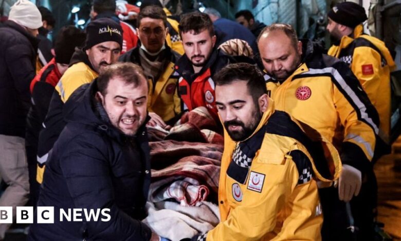 Turkey quake: Heavy rain hampers rescue efforts