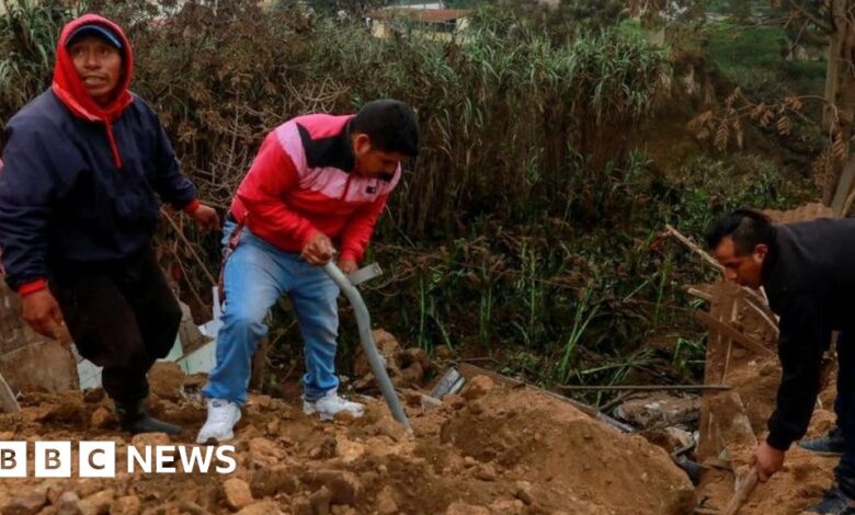 Ecuador landslide: Search for buried families in Alausí