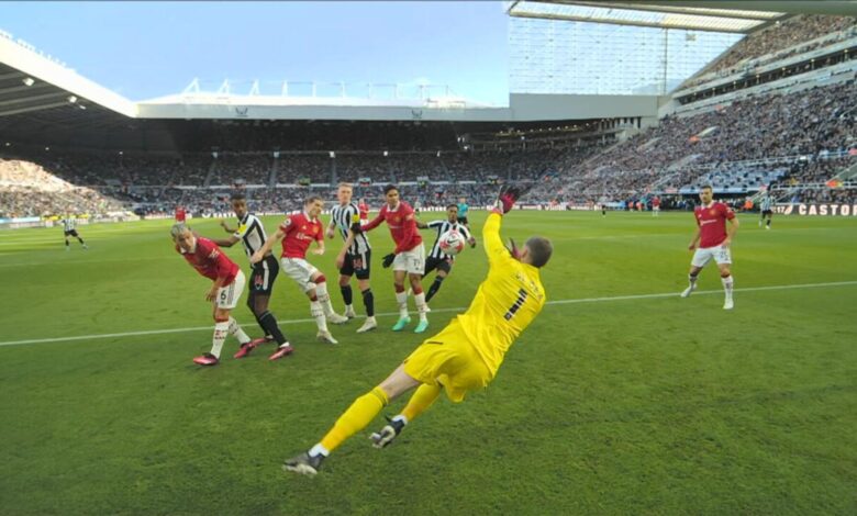 'How has that not gone in?!' | De Gea makes instinctive double save