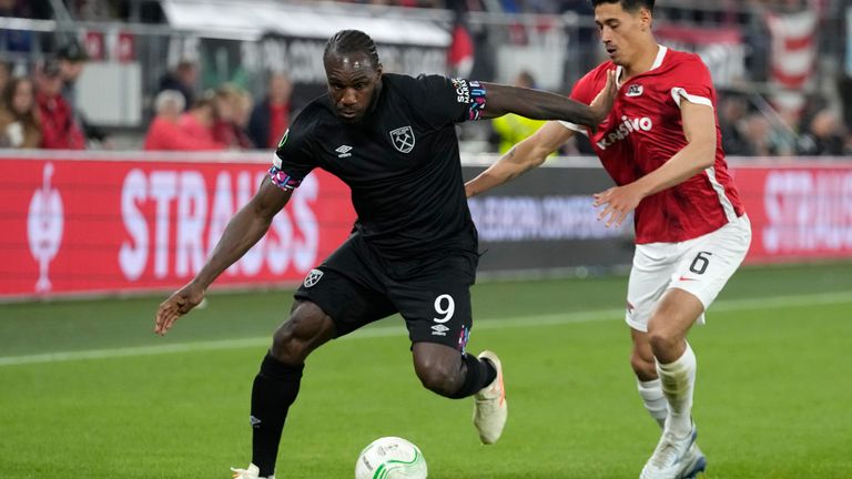 AZ's Tijjani Reijnders, right, challenges West Ham's Michail Antonio during the Conference League second leg semifinal soccer match between AZ Alkmaar and West Ham United at the AZ stadium in Alkmaar, Netherlands, Thursday, May 18, 2023. (AP Photo/Peter Dejong)